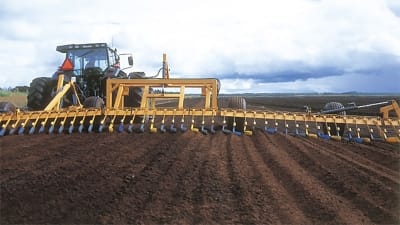 Traktor bearbetar Vapos myr för torvproduktionen.
