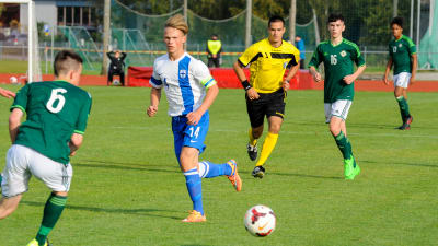 Tobias Fagerström är med i i Finlands U-17-landslag i fotboll.
