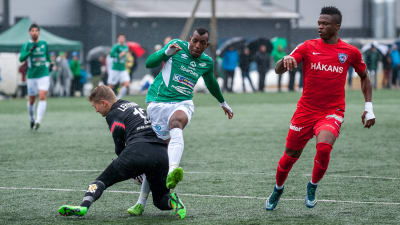 EIF:s Mamadou Konate i en närkamp med FC Inters målvakt Jukka Lehtovaara.