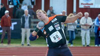 Tomas Söderlund stöter kula.