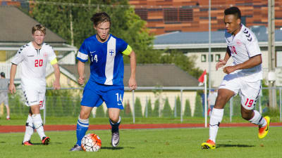 Tobias Fagerström i landslagsdressen i matchen mot Danmarks U17.