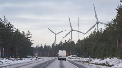 Riksväg 25 i riktning mot Hangö på en plats där vindkraftverken syns