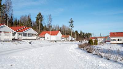 Egnahemshus på båda sidor om en väg