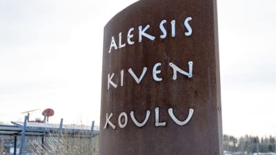 En skylt med texten Aleksis kiven koulu