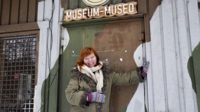 Martina Lindberg utanför frontmuseet i lappvik
