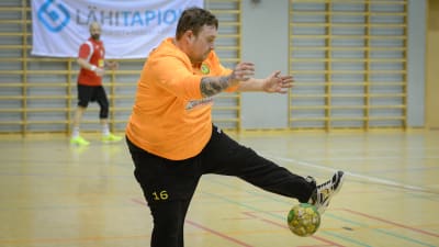 HC HIK:s Mika Pellinen stoppar ett skott.