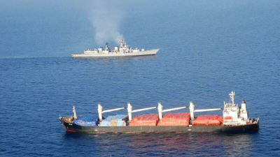 Ett Tuvaluregistrerat fartyg med en virkeslast kapades av sjörövare i Adenviken utanför Somalia. Indiska och kinesiska fregatter räddade manskapet som bestod av 19 sjömän
