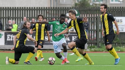 EIF:s Mohamed Doumbia omringad av Honkaspelare.