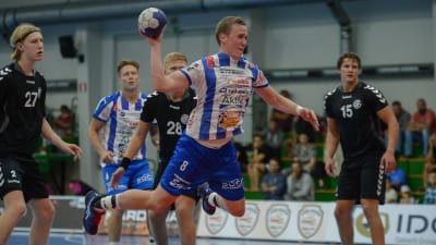 BK:s Kenneth Dahlberg skjuter bollen mot mål.