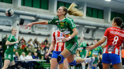 Valeriya Kirillova från Sjundeå IF skjuter ett hoppskott.