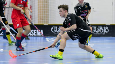 EN spelare försöker hindra en annan att skjuta ett skott.