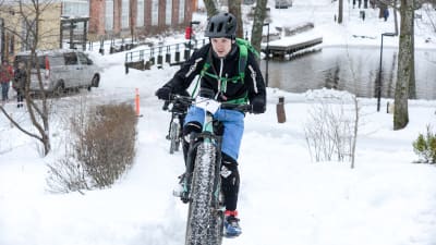Jouni Laveri cyklar upp för en backe.