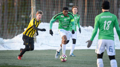 Etchu Tabe driver med bollen.