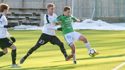 EIF:s Zacharias Ekström med bollen, Hakas Salomo Ojala täcker.