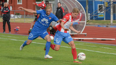 Teemu Lammi och en HJS-spelare springer efter bollen.