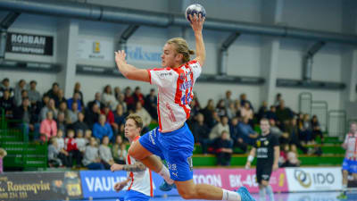 Linus Lindberg skjuter bollen mot mål.