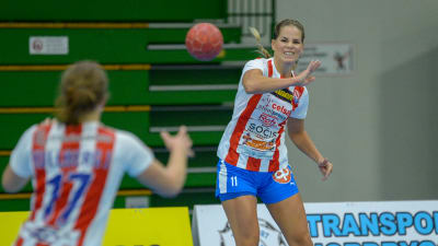 Alexandra Rönnberg passar bollen till en medspelare.
