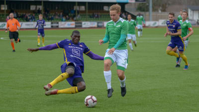 PEPO:s Alieu Ceesay och EIF:s Matias Lahti kämpar om bollen.