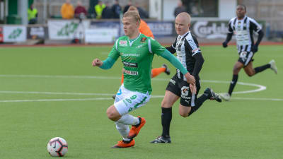 Antti Ulmanen springer med bollen.