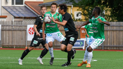 Flera spelare försöker nå en studsande boll.