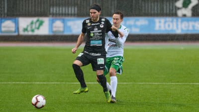 EIF:S Ville Sevon och MuSas Juuso Aalto i kamp om bollen.