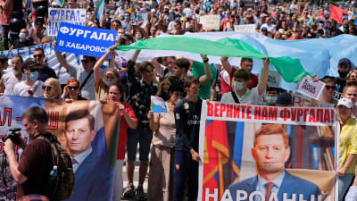 Mielenosoittajat pitelevät banderolleja joissa tekstiä ja Sergei Furgalin kuvia.