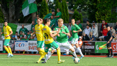 EIF:s Pasi Forsman täcker bollen