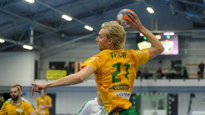 Christoffer Thors skjuter ett hoppskott.