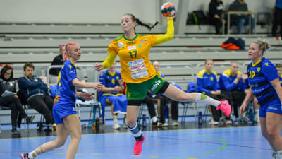 SIF:s Madeleine Lindholm skjuter ett hoppskott.