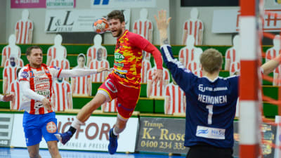 Cocks Ivan Mosic gör mål mot BK:s Mikael Heinonen-