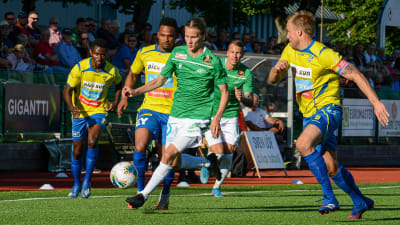 EIF:s August Björklund springer med bollen.