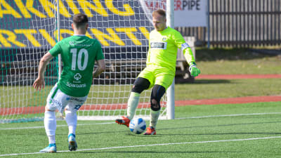 Arnold Uschanoff med bollen, EIF:s Valdrin Rashica täcker.