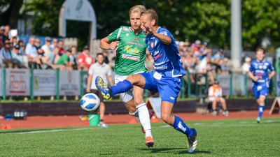 André Österholm jagar bollen täckt av en MP-spelare.