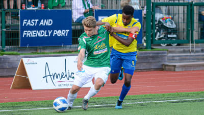 EIF:s Robin Sid är före Gnistans Omar Jama.