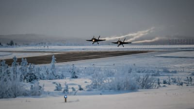Två Hornetplan i vinterlandskap.
