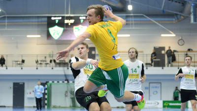 SIF:s Gustav Svanbäck hoppar in i målgården för att skjuta bollen i mål.