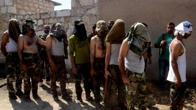 Den officiella nyhetsbyrån SANA har publicerat bilder av tillfångatagna rebeller som deltog i striderna den här veckan