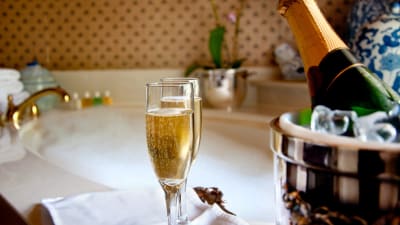 badkar med två glas champagne