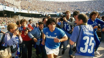 Diego Maradona springer in på fotbollsplanen i Neapel för första gången.