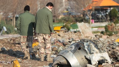 Utredare bland vrakdelarna i Iran.