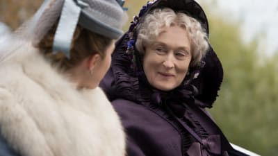 Systrarna March har en rik faster (Meryl Streep) som gärna kommer med goda råd.