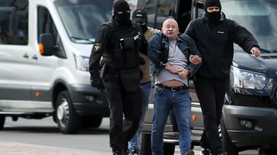 MAskerade män för bort en demonstrant i Minsk 13.9.2020