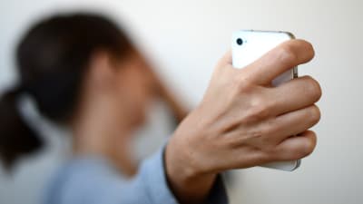 Ann-Catrin Granroth och en telefon.