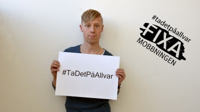 Niklas Aldén med en logo för #TaDetPåAllvar - Fixa mobbningen