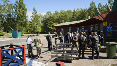 Talkogäng från Vaasa airsoft jobbar med att ställa i ordning den nedlagda nöjesparken Wasalandia i Vasa för att man ska kunna spela airsoft där i sommar.