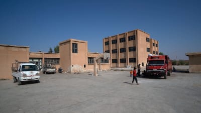 Yksi monista pakolaiskeskuksiksi muutetuista kouluista Pohjois-Syyriassa. Tässä Tal Tamrissa sijaitsevassa koulussa elää noin kuusikymmentä perhettä.
