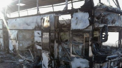 En buss som totalförstörts i en brand i Kazakstan i januari 2018