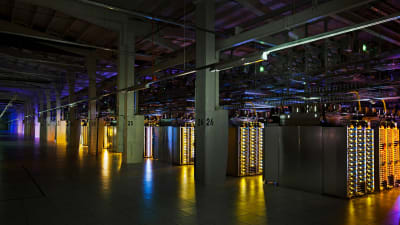 En mörklagd lokal lyses upp i olika färger av komponenterna i datacentret i Fredrikshamn.