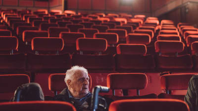 Veteranen Ragnar Holmström i en tom biosalong. 