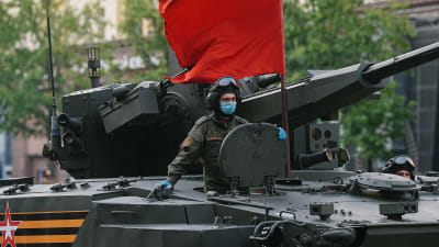 En rysk T-14-stridsvagn dekorerad med en röd fana.